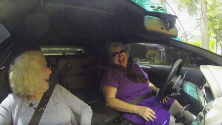  فيديو: هذا ما يحدث عندما تقود عجوز سيارة لامبورغيني فاخرة