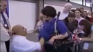  بالفيديو: مكي الصخيرات يعالج الأوروبيات بالتقبيل ولمس النهود