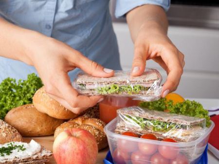 الآباء يتفوقون على كمية الطعام التي تحزمها هذه الأم في غداء مدرسة طفلها المراهق