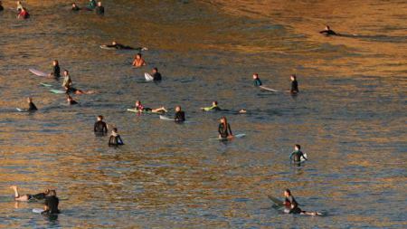 الفيروس التاجي: التقط المتسوقون في سوق المزارعين في بريسبان تجاهل قواعد الإبعاد الاجتماعي