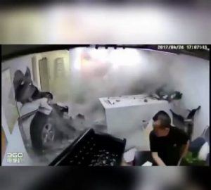بالفيديو: سيارة”لاندكروزر” تصطدم بشخص ثم تقتحم جدار مكتب به شخصين أخرين.. وهذا ماحدث لهم!