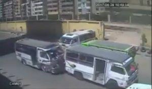 بالفيديو: حافلة ركاب معطلة قائدها يستعين بأشخاص ليساعدوه.. فكانت هذه نهايتهم الغير متوقعة!