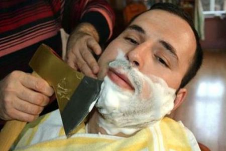 شاهد..أغرب وأخطر طريقة لحلاقة الشعر