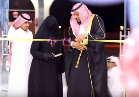 شاهد: مواطن يسمي متجره الجديد باسم زوجته.. ويدعوها لقص شريط افتتاحه