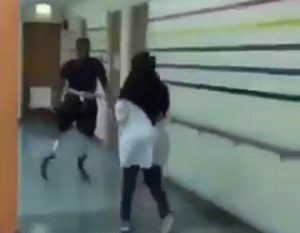 بالفيديو: ممرضة تدرب مواطن فقد ساقيه على المشي بإستخدام الأطراف الصناعية.. يتسبب في جدلاً واسعاً