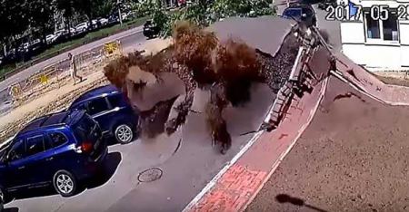 شاهد: انفجار ضخم يشبه البركان لأنبوب صرف صحي تحت الأرض