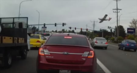 شاهد: لحظة سقوط طائرة واشتعالها على الطريق