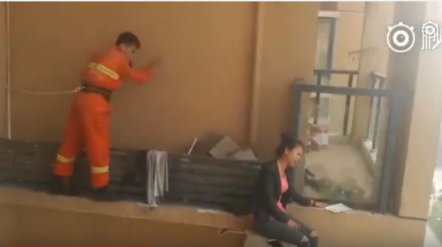 شجاعة رجل إطفاء تنقذ امرأة حاولت الانتحار من الطابق الـ15