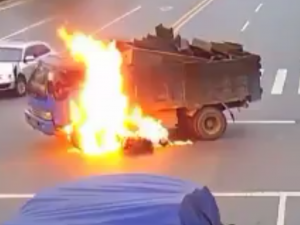 كاميرا تابعه للمرور ترصد حادث بسيط.. لكن الصدفة تحوله إلى حادث مروع وخطير