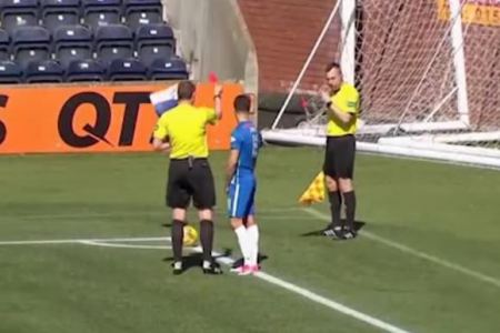 شاهد: حكم مباراة يطرد مساعده بالكرت الأحمر