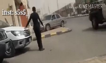 بالفيديو: مشهد على الطريق يُجبر مصري على عقد مقارنة بين الشرطة في بلاده ونظيرتها في السعودية.. ماذا قال؟