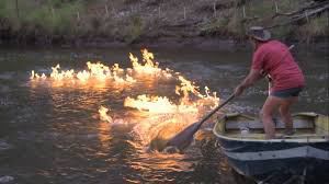 شخص يشعل ولاعة فوق سطح نهر باستراليا لتحدث هذه المفاجأة