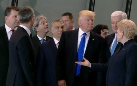 بالفيديو.. ترامب يثير الجدل بحركة غريبة مع رئيس وزراء الجبل الأسود