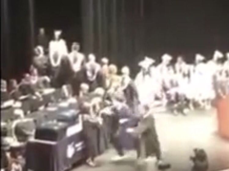 بالفيديو: طالب في حفل تخرجه يوجه “صفعه” لمعلمته امام الحضور