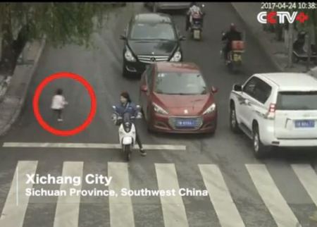 فيديو لا يصدق.. نجاة طفلة بـ”أعجوبة” بعد أن دهستها سيارتين 