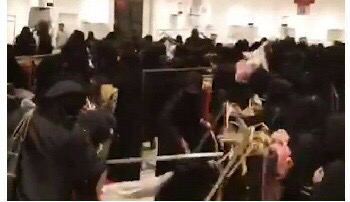 معركة تخفيضات”سنتر بوينت” يصل للعالمية.. الـ”ديلي ميل”.. هجومهن تسبب في تطاير الشماعات وتمزيق الملابس للحصول على أفضل الصفقات