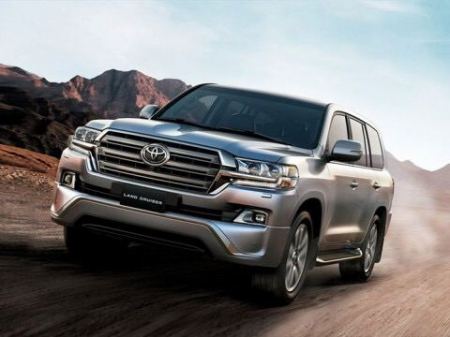 فيديو.. معارض في الشارقة تقوم بتحويل الصالون لاندكروزر من 2008 إلى 2017 بهذا السعر!!