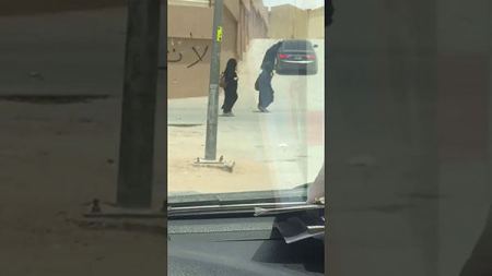 شاهد عيان يكشف تفاصيل مقطع تقبيل طالبة المتوسطة بالرياض.. ومصادر تؤكد القبض على الشاب