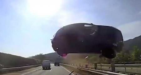 فيديو: بسبب السرعة الجنونية.. سيارة طائرة تصطدم بحافلة