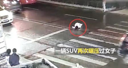 بالفيديو.. “معجزة” نجاة مراهقة عبر فوقها قطار