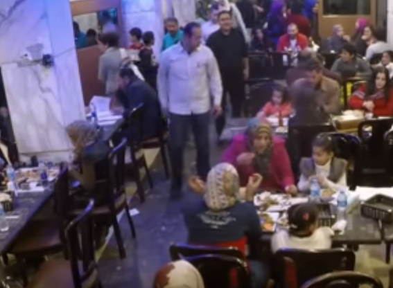 بالفيديو: شاهد ردة فعل المصريين بعد طرد “سوريين” من مطعم بسبب جنسيتهم!
