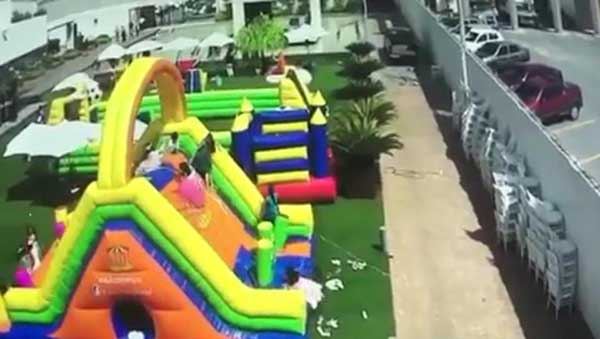 شاهد: أطفال يلهون على ألعاب مطاطية قابلة للنفخ وفجأة!