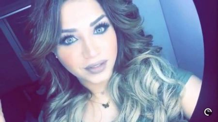 فيديو: تجمهر وتدافع الفتيات حول الإعلامية نهي نبيل في معرض بالطائف.. والشرطة تحضر