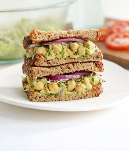 ساندويتش سلطة الحمص المشبعة