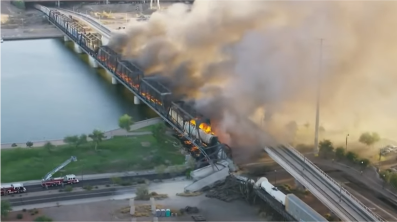 انحراف قطار أريزونا عن مساره يشعل حريقًا هائلاً وانهيار جزئي للجسر