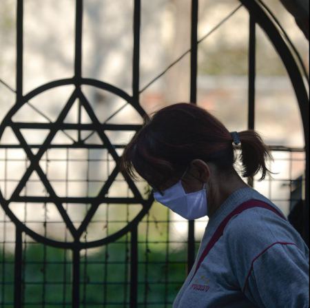 ثلاث نساء يهود ينفتحن على تجاربهن في معاداة السامية