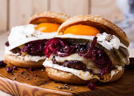 كيفية كراميل البصل من أجل البرغر والهوت دوج وما بعدها