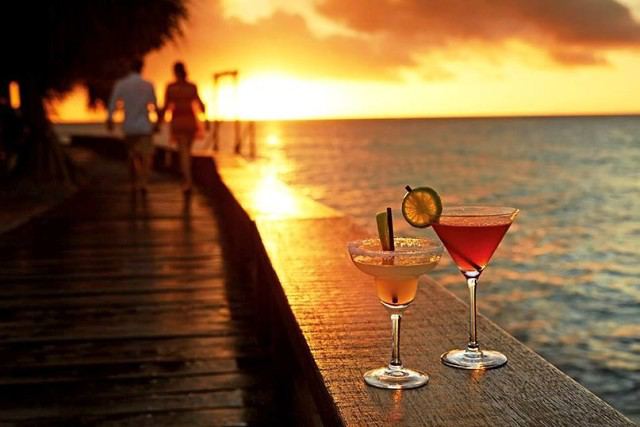 ساعة الصباح - العمل ، الحب - المساء ، الأفكار - الخريف ، البهجة - الشتاء ... العالم كله مصنوع من قيود ، بحيث لا تصبح السعادة مجنونة. بولات