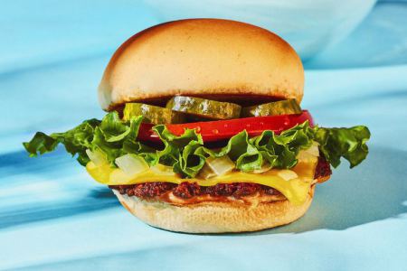 طعم البرغر النباتي المستوحى من N-Out-Inspired مثل الشيء الحقيقي