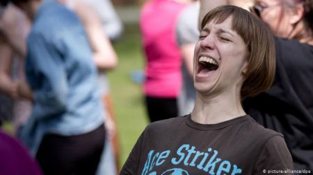 اضحك كي تشفى..... دراسة تكشف أسرار وفوائد المرح!