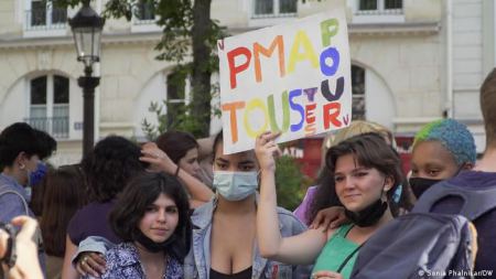 فرنسا تقر قانونا يسمح بالمساعدة بالإنجاب للعازبات والمثليات