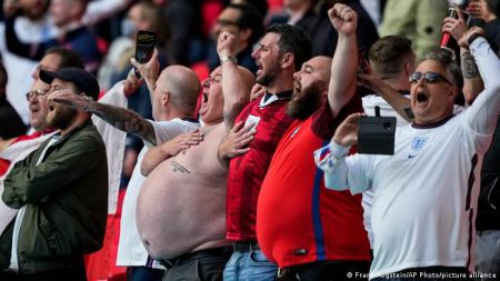 تحقيق: مخاطر الإصابة بكورونا في ملاعب المستديرة