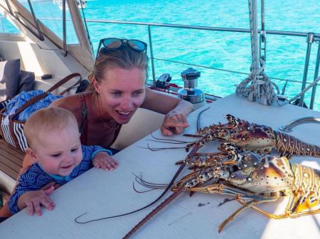 "هذا أمرنا الطبيعي": زوجان مشهوران على YouTube في الإبحار حول العالم وكيف غيّر الطفل - والوباء - كل شيء