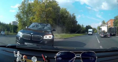 اختارت السيدة في سيارة BMW اللحظة الخاطئة للمغادرة (صورة واحدة + فيديو واحد)