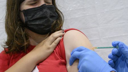 تنخفض حماية اللقاحات المضادة للفيروسات "بمرور الوقت" ، كما تقول السلطات الصحية الأمريكية
