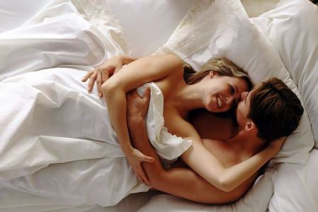 5 حيل للشعور بهزة الجماع في كل علاقة حميمة