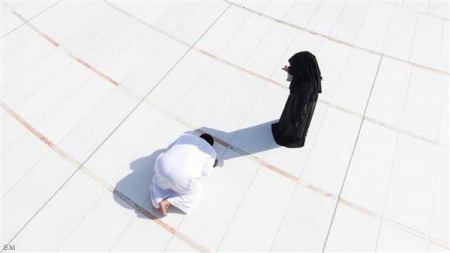 أول ظهور لصاحب صورة المرأة الظل بالمسجد الحرام