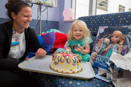 إعصار إيرما لم يتوقف هذا المريض الصغير السرطان من الاحتفال بعيد ميلادها