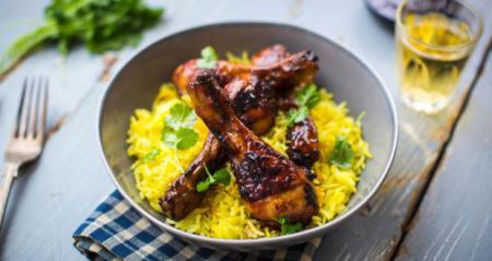 دجاج بلسم دونالد سكيهان مع أرز الزعفران، واللحم المغربي مع الكسكس هاريسا