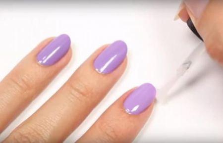 طريقة لوضع طلاء الأظافر