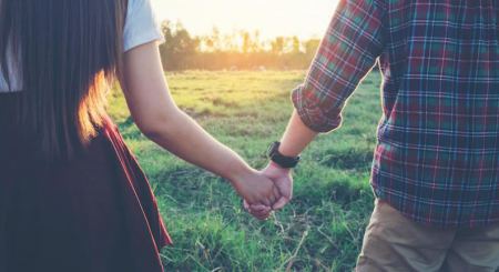 هل تعرف عقد اليدين يقول هذا عن علاقتك