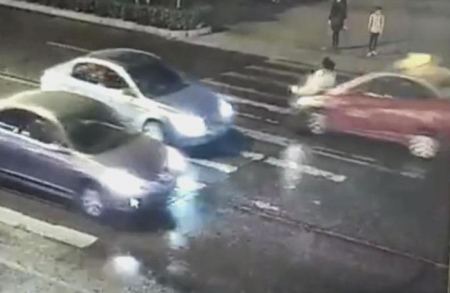 في الصين.. المشاة يتجاهلون امرأة دهست مرتين (فيديو)