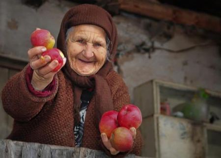 باحثون: النساء أكثر طيبة وسخاء من الرجال