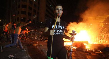 شاهد كيف تدخن الشيشة أثناء قيادة السيارة على طريق سريع