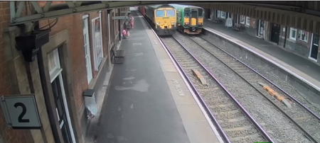 بالفيديو.. طفل ينجو من الموت بأعجوبة!