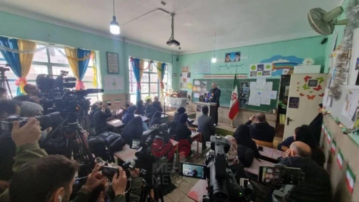 [EN] In video and photos: The Iranian Ministry of Foreign Affairs spokesman holds a press conference inside a school